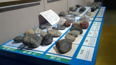 写真：多摩川の小石の展示