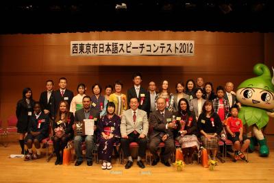 日本語スピーチコンテストに参加された皆さんと記念撮影したいこいーなの写真