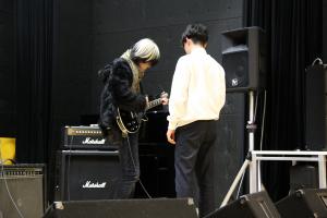 ギターを手にし、講師　森純太さんが指導している画像