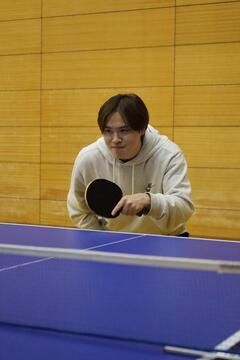 総合体育館で卓球をする森薗政崇さん