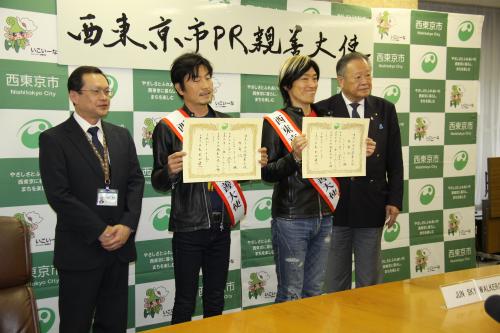 左から副市長、小林さん、森さん、市長の画像