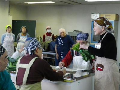 写真：食材について説明する、メイン講師の奥田明子さん