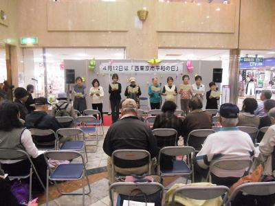 写真：「西東京市平和の日朗読・語りの会」　語り
