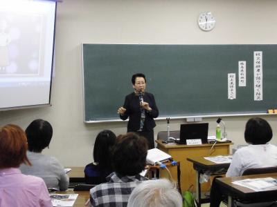 写真：講演する村上さん