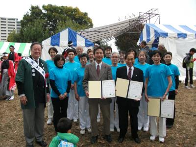 市長と健康応援団の皆様の集合写真