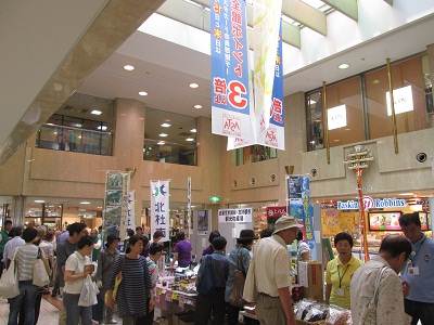 販売開始から賑わう物産展