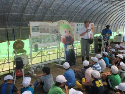 写真：いよいよ夏の大収穫祭がはじまります！！元気な住吉小学校3年生の生徒が集合！！