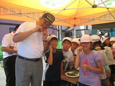 丸山市長と児童との枝豆の試食