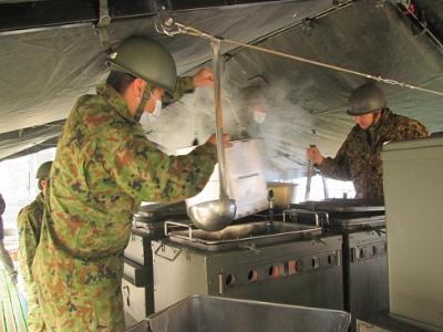 陸上自衛隊が実際に使用する炊事車を使用して、調理しました。