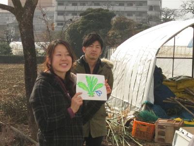 わさび菜の収穫について説明される農業者の安田さん。