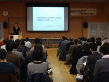 【画像2：井上量氏（東京障害者職業センター多摩支所主任カウンセラー）による就労継続するために必要な就職前の準備のポイントについての講演】