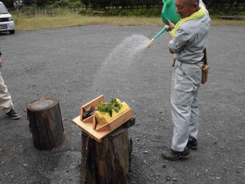 森林の役割を実験で説明する講師の画像