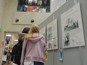 写真：「西東京市戦災パネル」の展示の様子