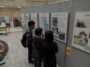 写真：「西東京市戦災パネル」の展示の様子