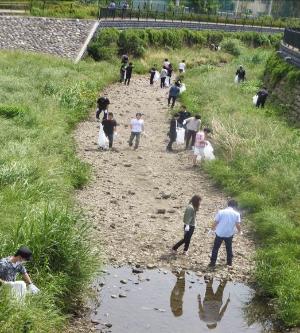 石神井川の水際の清掃風景