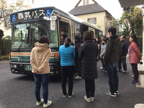 バスの乗降の訓練の写真