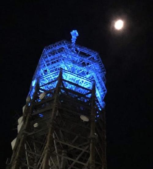 西東京スカイタワー（田無タワー）のブルーライトアップの様子
