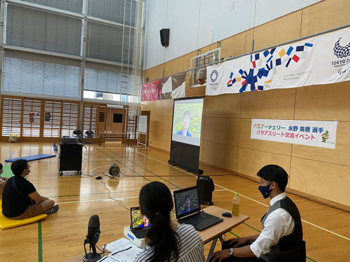 永野選手のお話を聞いている様子