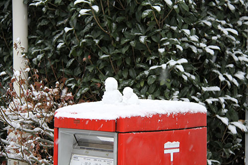 ポストの上の雪だるま