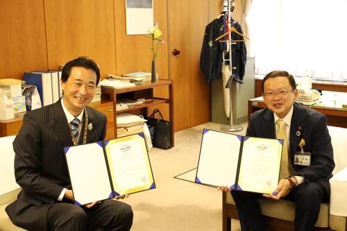 賞状を持つ海老澤課長と市長の写真