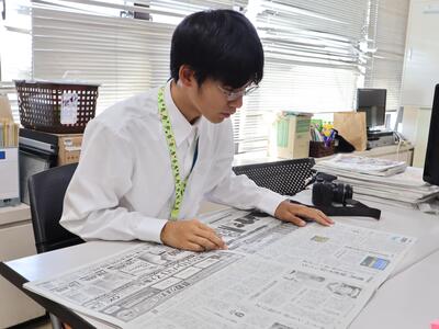 記事を確認する生徒の写真画像