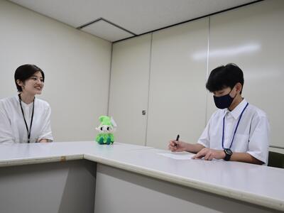 インタビューしている様子の画像