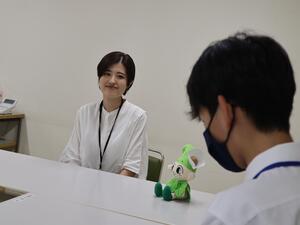 インタビューされる職員の画像