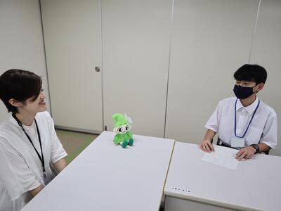 インタビューしている様子の画像