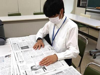 記事確認をする生徒の画像