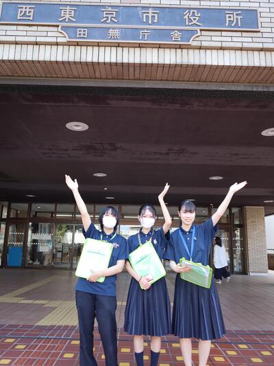 市役所前での集合写真画像
