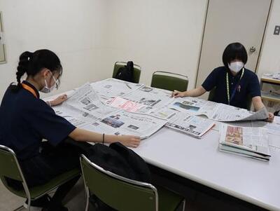 新聞記事の確認の様子の画像