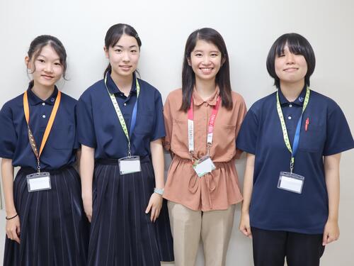 ひばりが丘中学校2年生とスポーツ振興課職員との集合写真画像