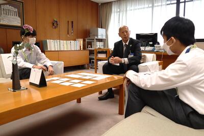 副市長とお話ししている様子の画像