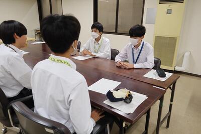 田無第二中学校の生徒へのインタビュー様子の画像