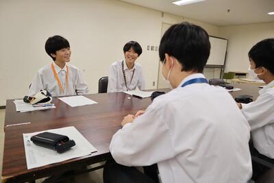 インタビューをする様子の画像