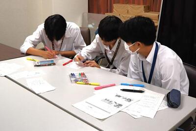 カードを作成している様子の画像