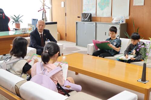 副市長と話す様子の画像