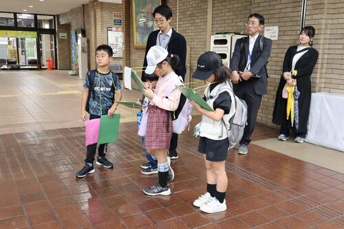 田無庁舎で説明を受ける生徒の様子の画像