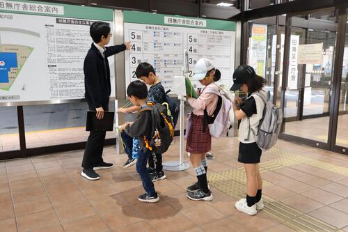 田無庁舎玄関で説明を受ける生徒の様子の画像