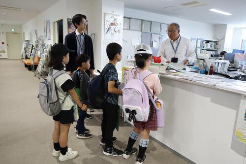 文化振興課で市民まつりの説明を受ける生徒の様子の画像