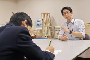 インタビューを行う生徒の画像