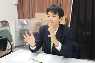 手振りを付ける生徒の画像