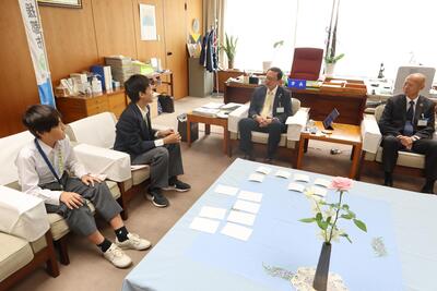 市長・副市長と面会する様子の画像