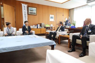 市長・副市長と面会する様子の画像
