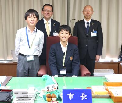 市長・副市長・生徒の集合写真画像