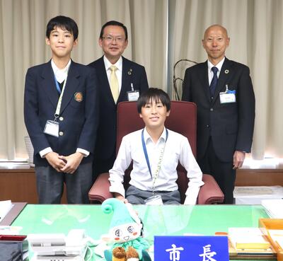 市長・副市長・生徒の集合写真画像
