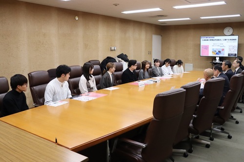 学生複数人が市長へ報告する様子の画像