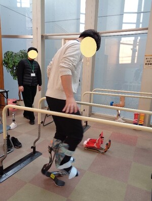 義足歩行体験の写真