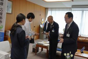 名刺交換の様子の写真