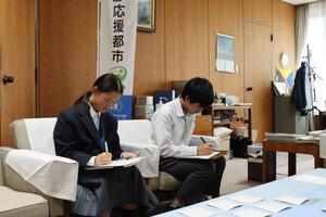 インタビュー中の様子の写真